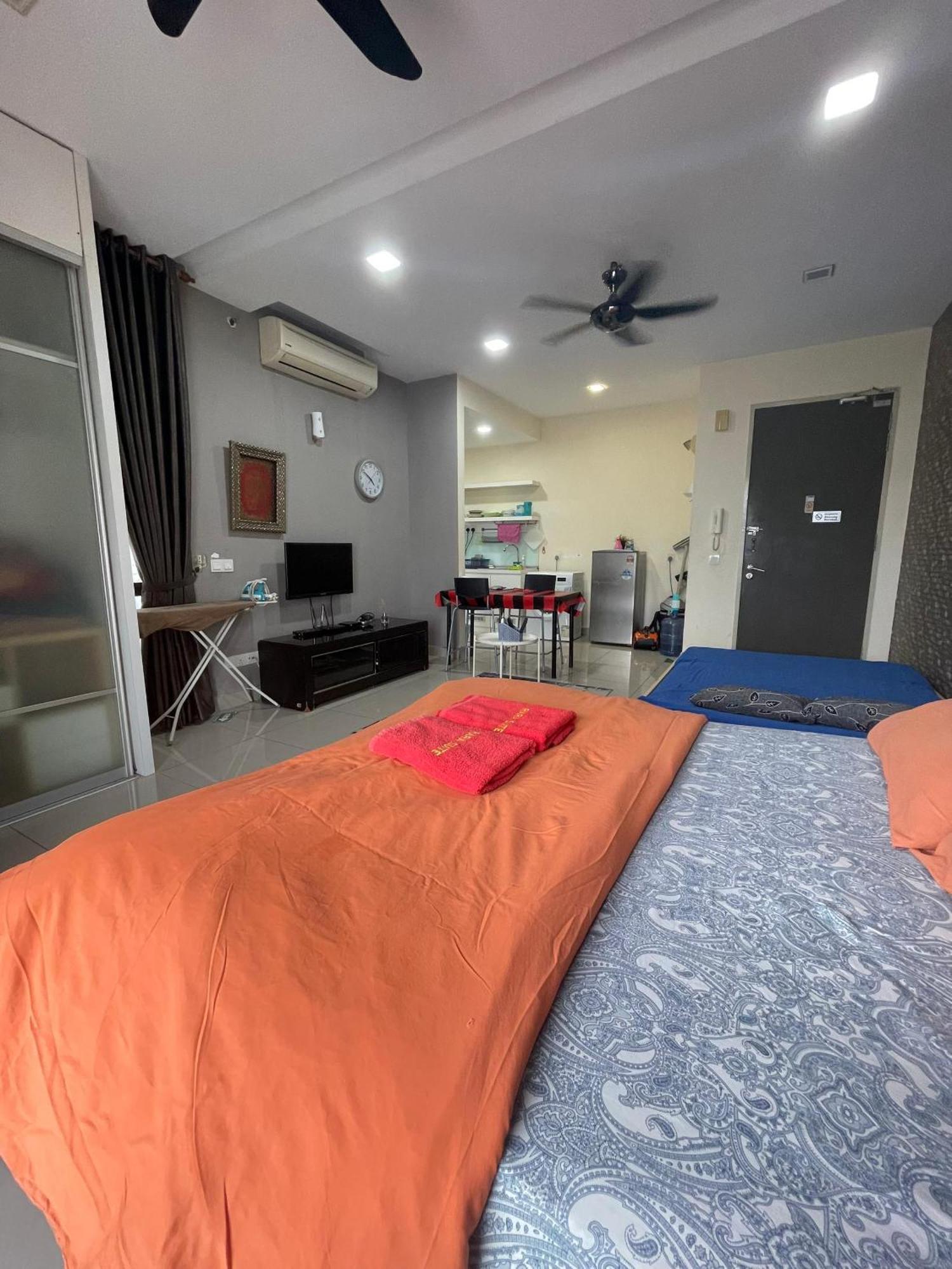 Urban 360 Studio Love Rara Suite Homestay Cuevas de Batu Exterior foto